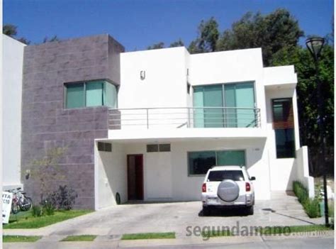 En la siguiente imagen presentamos el diseño de una hermosa casa moderna ubicada en terreno inclinado. Fachada minimalista con pequeña terraza | House styles ...