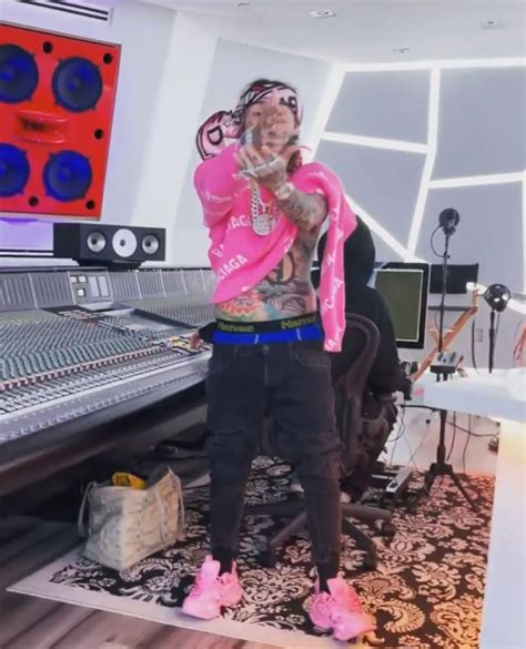 Ix Ine Outfit From February Whats On The Star