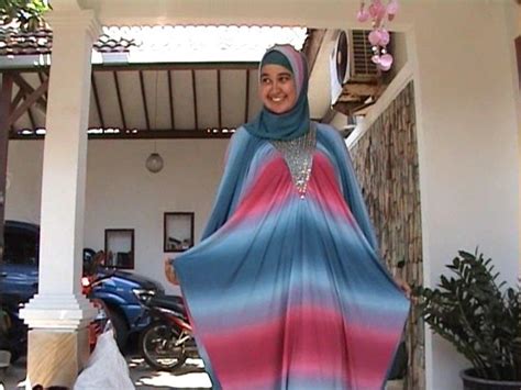 Katun prada kombi maxmara full payet layer depan menyatu 6.jika barang hilang dalam proses pengiriman,kami tawarkan ganti/ganti model/kembali uang. 27 Design Baju Lebaran Ala Syahrini - Ragam Muslim