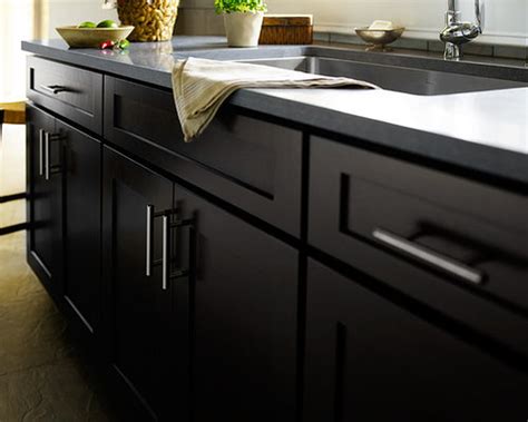 Let's take a look at the shaker cabinet hardware placement options for cabinet doors. Shaker-style Cabinet Hardware | Houzz