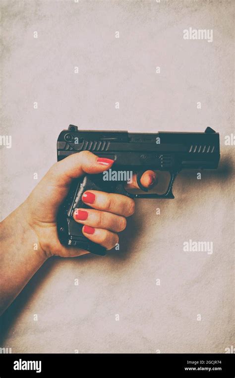Apuntando la pistola a la mujer fotografías e imágenes de alta resolución Alamy