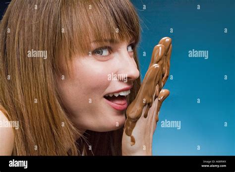 Femme De L Cher Le Chocolat Fondu Partir De Sa Main Couverte De Chocolat Photo Stock Alamy