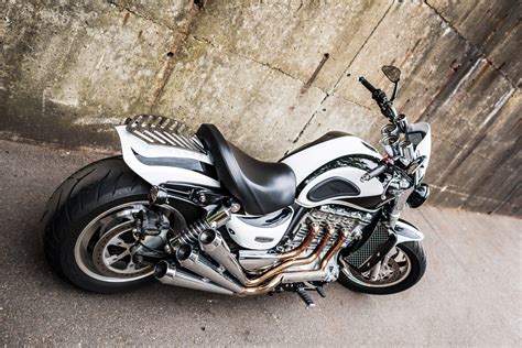 La triumph rocket original, toda una leyenda del motociclismo, fue un modelo absolutamente original equipado con el motor de mayor cilindrada del mundo en una moto de serie y más músculo y presencia que todas las demás. Image result for triumph rocket 3 custom | Triumph rocket ...
