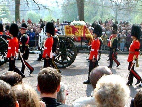 Queen mother carriage.jpg 500 × 375; The Queen Mother's Funeral procession to St Paul's in ...