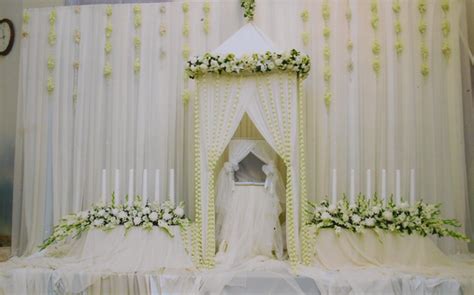 Merangkai bunga altar untuk dekorasi pernikahan. viezta dekorasi: Bunga Altar