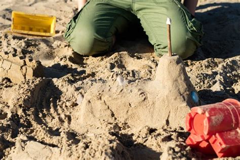 Fissa La Sabbia Divertimento Nella Sabbia Sulla Spiaggia Un Giorno Soleggiato Immagine Stock
