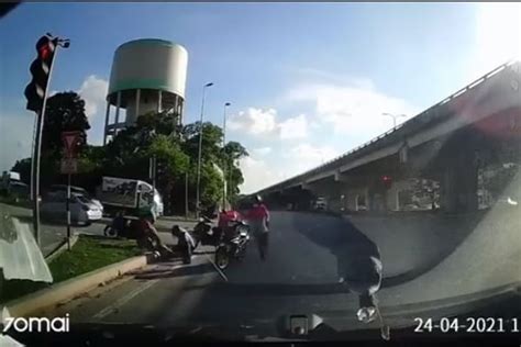 Video Langgar Lampu Isyarat Kereta Selamber Rempuh Motosikal