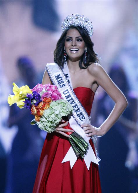 This opens in a new window. Ex Miss Universo Ximena Navarrete devela su figura de cera