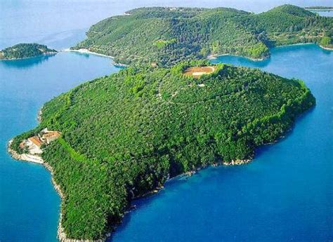 Der verkauf sei nicht möglich, weil im testament des 1975 verstorbenen reeders aristoteles onassis stehe, dass die insel nicht verkauft werden dürfe. Armani Buys the Greek Island on Which Onassis Married ...
