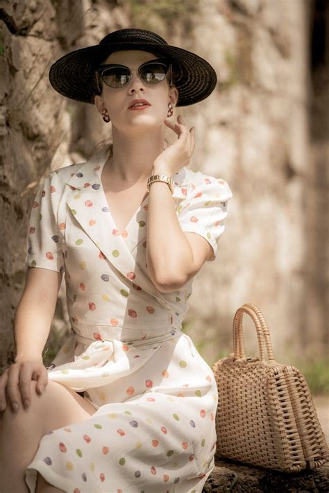 Vintage Mode Bloggerin Retrocat Mit Wickelkleid Großem Hut Und Cateye