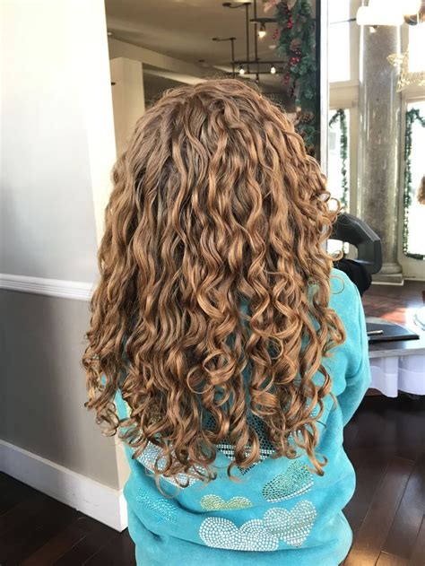 Stylish Curly Wavy And Plump Hairstyles Curly Hairstyles Plump