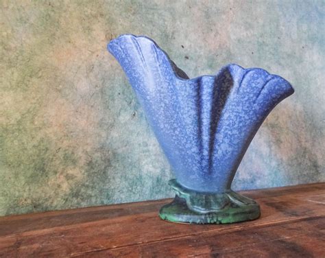 Gorgeous Vintage Art Deco Weller Sydonia Marshmallow Mottled Blue Fan