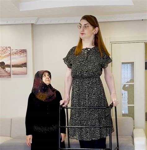 world s tallest living woman rumeysa gelgi reveals everything she struggles to do in daily life
