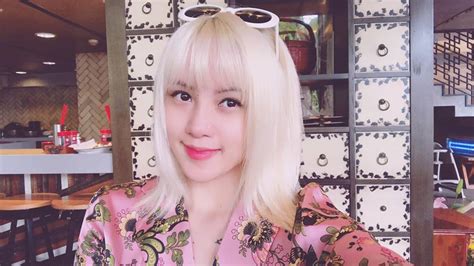 Mặc cho người yêu ngang nhiên tán tỉnh một cô gái khác ngay trước mặt mình, thay vì tức giận. Bị sky "ghét bỏ", nhưng Thiều Bảo Trâm lại thân thiết với ...