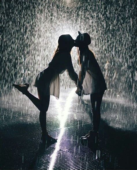 Kiss Me In The Pouring Rain Beijo De Chuva Casal Lésbico Amor Lésbico