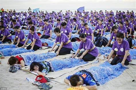 a thousand indonesian masseurs gather for record breaking pampering in bali daily mail online