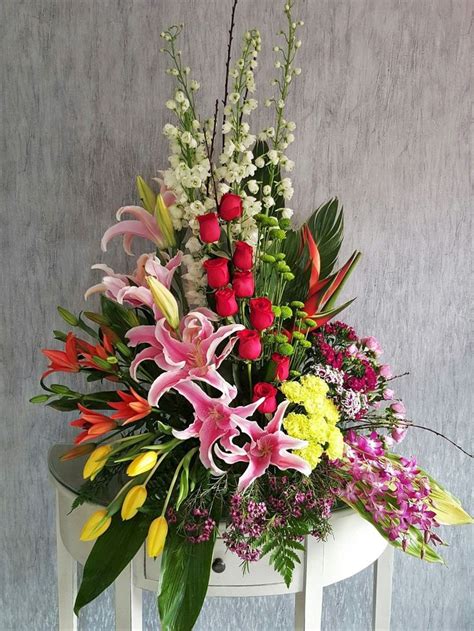 Pin De Tina Yeh En Center Flower Arreglos Florales Tropicales Bellos
