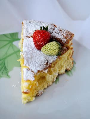 Sbucciate le mele, togliete il picciolo e tagliatele a spicchi. Torta della Savoia | Ricetta ed ingredienti dei ...