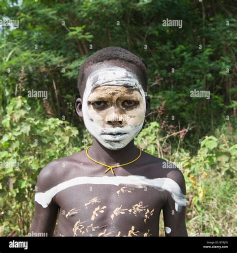 Surma Junge Mit Körper Gemälde Kibish Omo River Valley Äthiopien Stockfotografie Alamy