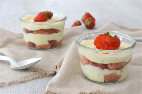 Tiramisu aux fraises et aux biscuits roses
