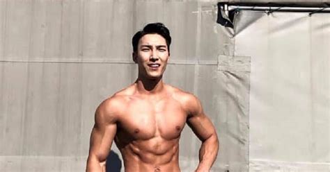 Man Central Hwang Dae Woong Shirtless