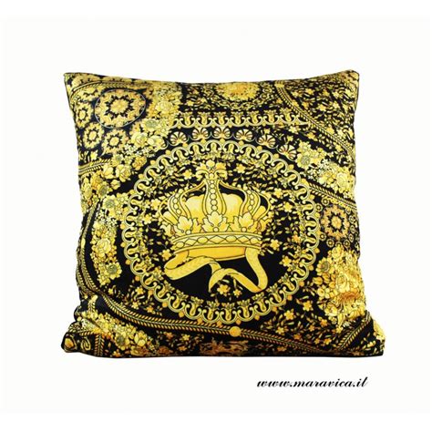 Il cuscino quadrato velvet cachi del marchio 366 concept porterà un tocco di originalità ai tuoi interni con il suo tessuto morbido e caldo. Cuscino arredo in velluto stampa barocco nero e oro