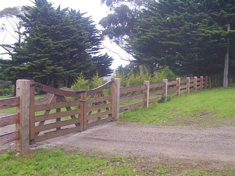 This country chic split rail gate and fence idea brings the best of country décor to any home or property. Curved double gates | Farm entrance, Farm gate entrance ...