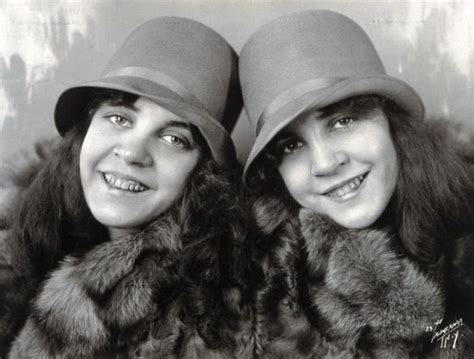 40 Vintage Photographs And The Tragic Life Of Conjoined Twins Daisy And Violet Hilton ~ Vintage