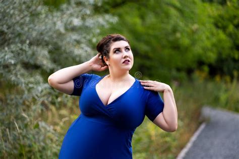 Modèle Plus Sexy De Taille Dans La Robe Bleue Avec Une Belle Grosse Femme Dextérieur Profond D