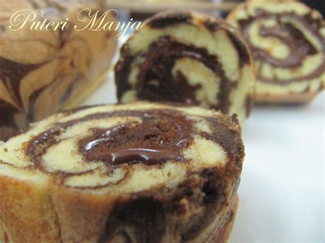 You can also make mini chocolate cake rolls which are closer in size to the hostess or little debbie snacks we love. resepi kek roll nutella