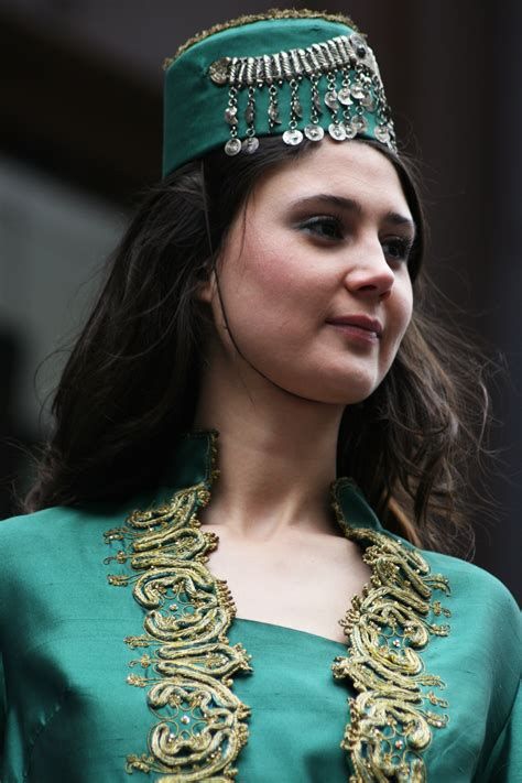 Fileturkish Woman In Ottoman Costume Turqoise And Gold