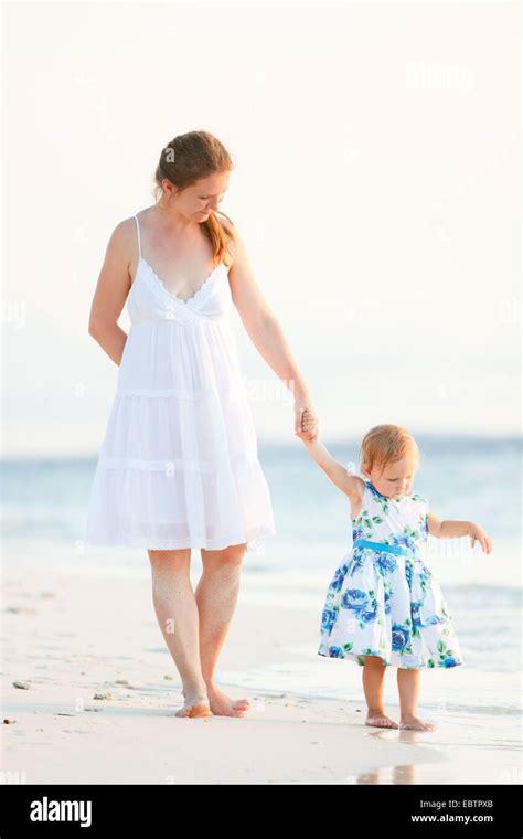 Madre E Hija En La Playa Tropical Fotografía De Stock Alamy