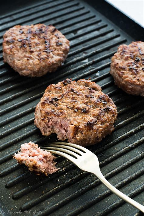 Gli hamburger sono pronti per imbottire panini oppure si possono servire con insalata mista. Hamburger di carne (per panini o grigliate!)