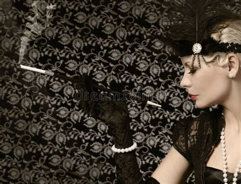 retro donna con il sigaro stile dell annata ritratto immagine stock immagine di annata seppia