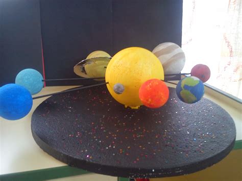 Of the objects that orbit the sun directly, the largest are the eight planets. Los amigos de Sela: PROYECTO EL SISTEMA SOLAR