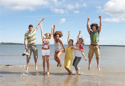 Amigos Adolescentes Que Se Divierten En La Playa Foto De Archivo Imagen De Feliz Teniendo