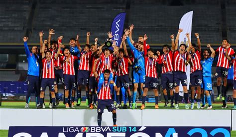 Chivas levantó el título de la Liga MX Sub 14 tras derrotar a Pumas en