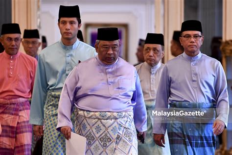 Tengku abdul fahd muadzam şah, tengku arif temenggong. Tengku Abdullah akan dimasyhurkan sebagai Sultan Pahang ...