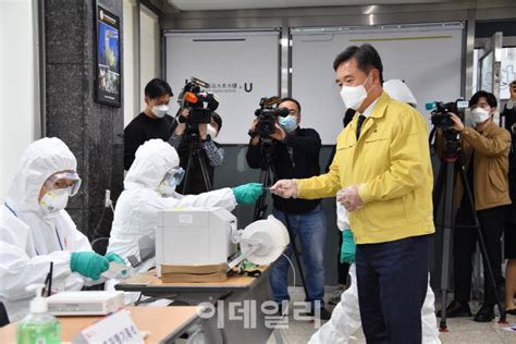 서울 홍제3동 제3투표소(홍제배드민턴장)을 찾은 시민이 투표를 하고 있다. 서정협 "서울시장 보궐선거, 작년 총선보다 방역상황 엄중"(종합)
