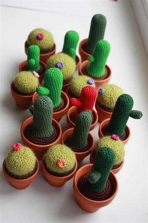 Tons of diy cactus crochet ideas waiting for you to make them! Happyamigurumi: Crocheted cactus, cactus crocheté