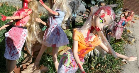 In A Zombie Barbie World Dekalb Woman Displays 300 Zombie Barbie Dolls In Front Yard For