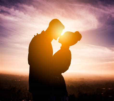 2 600 Interracial Couple Silhouette Photos Taleaux Et Images Libre De Droits Istock