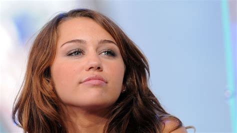 Calm Look Of Miley Cyrus With Shallow Background Hd Miley Cyrus