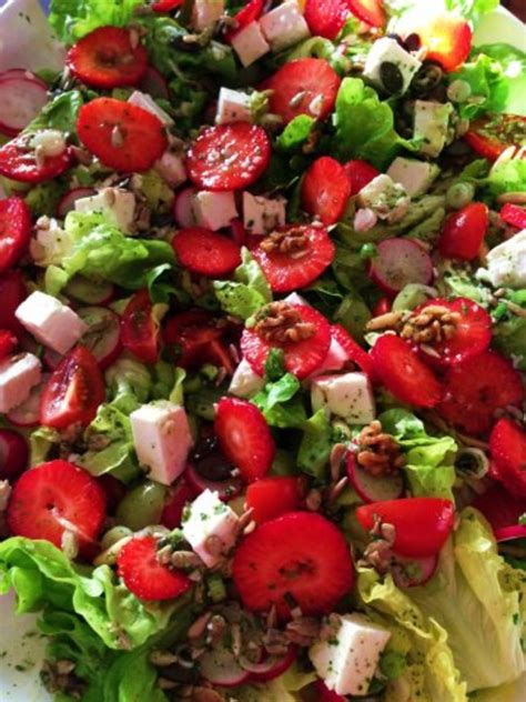 Sommerlicher Salat Mit Erdbeeren Rezept Kochbar De