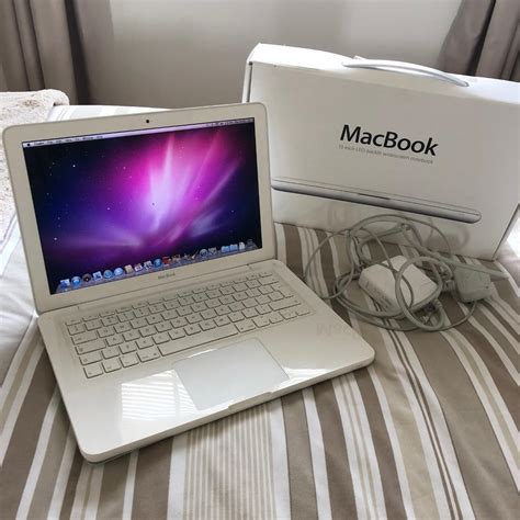Apple Macbook White 2009 133 Screen Laptop Runs Perfectly In