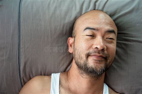 Sono Adulto Japonês Calvo Do Retrato Da Barba s No Fundo Cinzento Do Descanso Foto de Stock