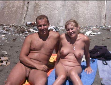 Fkkリゾートで裸の幸せなヌーディストカップル ポルノ写真とセックスの写真