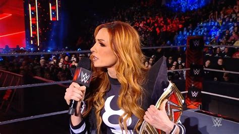 Wwe News Becky Lynch Suffers Embarrassing Botch During Brawl On Raw