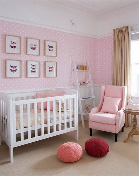 Eine helle tapete und hübsche vorhänge bieten den passenden hintergrund für eine romantische dekoration. Das Kinderzimmer rosa gestalten: das fröhliche Rosa!