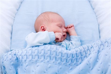 Bassinet & cradle mattress protection exchange from the wide range of products in baby products store. Как да изберем одеяло за бебето | Modern bassinet, Baby ...